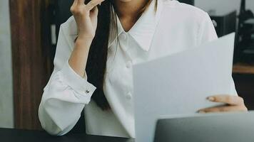 documents d'affaires, auditeur femme d'affaires vérifiant le document de recherche juridique préparer des documents ou un rapport pour analyse temps d'impôt, documents comptables données contrat partenaire traiter au bureau du lieu de travail video