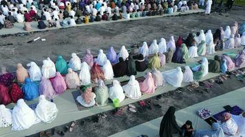 les musulmans sont se concentrer sur prier ensemble video