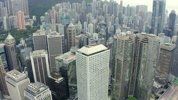 Antenne Aussicht Drohne 4k Aufnahmen von modern Wolkenkratzer im Hong Kong. Gebäude im Hong kong Stadt. Victoria Hafen video