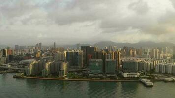 Antenne Aussicht Drohne 4k Aufnahmen von modern Wolkenkratzer im Hong Kong. Gebäude im Hong kong Stadt. Victoria Hafen video