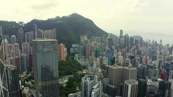 aéreo ver zumbido 4k imágenes de moderno rascacielos en hong Kong edificios en hong kong ciudad. victoria puerto video