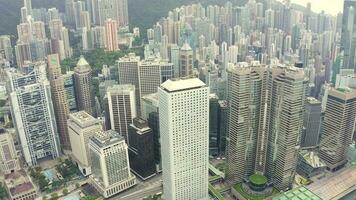 Antenne Aussicht Drohne 4k Aufnahmen von modern Wolkenkratzer im Hong Kong. Gebäude im Hong kong Stadt. Victoria Hafen video