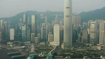 Antenne Aussicht Drohne 4k Aufnahmen von modern Wolkenkratzer im Hong Kong. Gebäude im Hong kong Stadt. Victoria Hafen video