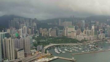 aéreo ver zumbido 4k imágenes de moderno rascacielos en hong Kong edificios en hong kong ciudad. victoria puerto video