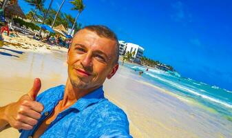 masculino turista de viaje hombre tomando selfie playa del carmen México. foto