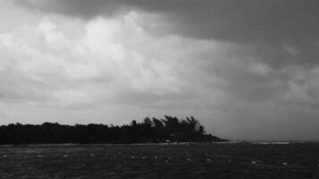 temporale forte monsone pioggia uragano cupo nuvole playa del carmen. video