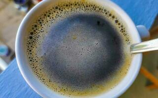 taza de americano negro café en tropical restaurante México. foto