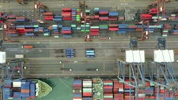 Container Ladung Schiff im Export und importieren Geschäft und Logistik International Waren im städtisch Stadt. Versand zu Hafen durch Kran im Victoria Hafen, Hong Kong. Antenne Aussicht Drohne 4k Aufnahmen video