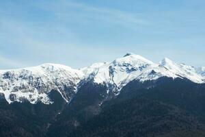 hermosa Nevado picos de el Cáucaso montañas. krasnaya poliana rosa khutor esquí complejo, Rusia. foto