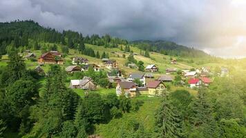 flyg över en berg by bland de barr- skog. dimma stiger över de berg sluttningar video