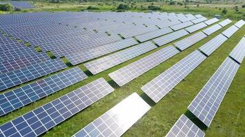 vlucht over- een veld- van zonne- panelen in zonnig zomer dag. ecologisch innovatie video