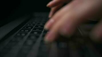 macro detailopname van vrouw handen bezig werken Aan laptop of computer toetsenbord voor sturen e-mails en surfen Aan een web browser video