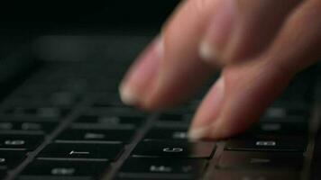 macro fechar-se do fêmea mãos ocupado trabalhando em computador portátil ou computador teclado para mandar e-mails e surfar em uma rede navegador video