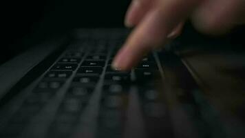 macro fechar-se do fêmea mãos ocupado trabalhando em computador portátil ou computador teclado para mandar e-mails e surfar em uma rede navegador video