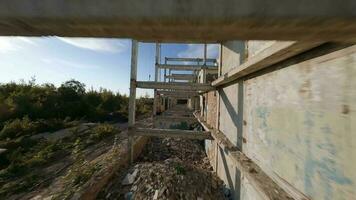 fpv dar vliegt snel en behendig door een verlaten vernietigd gebouw. post-apocalyptisch plaats zonder mensen video