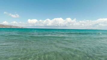 veloce volo a partire dal il costa sopra il superficie sopra il superficie di il acqua. bellissimo azzurro mediterraneo costa, Creta, Grecia video