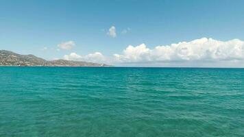 snel vlucht van de kust bovenstaand de oppervlakte bovenstaand de oppervlakte van de water. mooi azuur middellandse Zee kust, Kreta, Griekenland video