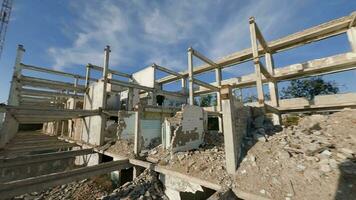 fpv dar vliegt snel en behendig door een verlaten vernietigd gebouw. post-apocalyptisch plaats zonder mensen video