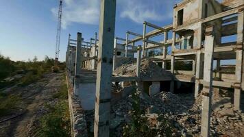 fpv drone mouches rapidement et avec agilité par un abandonné détruit bâtiment. post-apocalyptique emplacement sans pour autant gens video