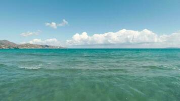 snel vlucht van de kust bovenstaand de oppervlakte bovenstaand de oppervlakte van de water. mooi azuur middellandse Zee kust, Kreta, Griekenland video