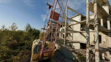 fpv drone mouches rapidement et avec agilité par un abandonné détruit bâtiment. post-apocalyptique emplacement sans pour autant gens video