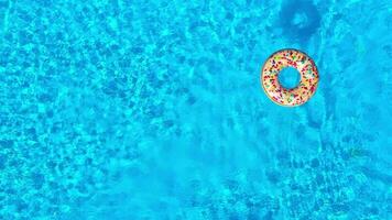 superiore giù Visualizza come un' uomo immersioni in il piscina e nuotate con gonfiabile ciambella video