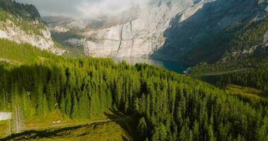 Antenne Aussicht von das See Öschinensee auf ein sonnig Herbst Tag. schweizerisch Alpen. video