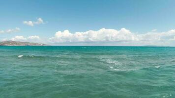 veloce volo a partire dal il costa sopra il superficie sopra il superficie di il acqua. bellissimo azzurro mediterraneo costa, Creta, Grecia video