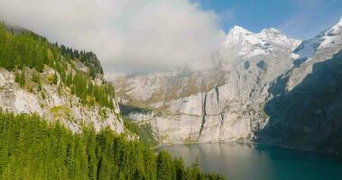 antenne visie van de meer oeschinensee Aan een zonnig herfst dag. Zwitsers Alpen. video