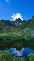 verticaal time-lapse van alpine meer met bergen en wolken video