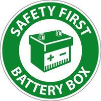 la seguridad primero batería caja con icono firmar en blanco antecedentes vector