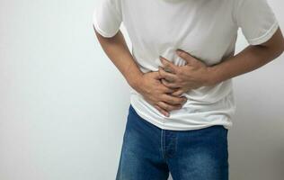 hombre teniendo abdominal dolor en blanco antecedentes foto