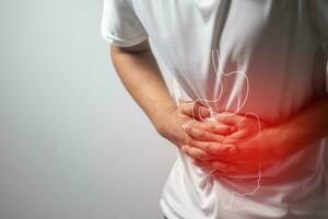 hombre teniendo abdominal dolor en blanco antecedentes foto