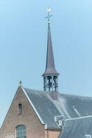 techo de un antiguo Iglesia con campana torre foto