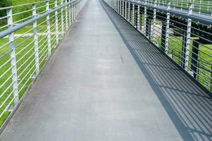 peatonal puente en el ciudad foto