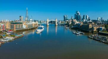 icónico puente de la torre que conecta londong con southwark en el río támesis foto