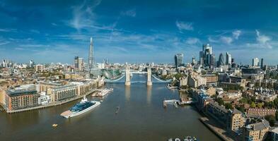 icónico puente de la torre que conecta londong con southwark en el río támesis foto