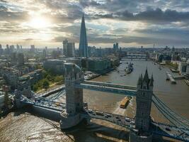 icónico puente de la torre que conecta londong con southwark en el río támesis foto