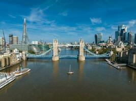 icónico puente de la torre que conecta londong con southwark en el río támesis foto