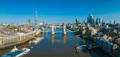 icónico puente de la torre que conecta londong con southwark en el río támesis foto