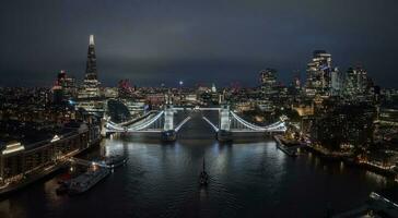 aéreo noche ver de el levantamiento arriba torre puente en Londres. foto