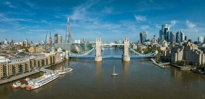 icónico puente de la torre que conecta londong con southwark en el río támesis foto