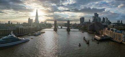 icónico puente de la torre que conecta londong con southwark en el río támesis foto