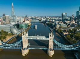 icónico puente de la torre que conecta londong con southwark en el río támesis foto