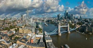 icónico puente de la torre que conecta londong con southwark en el río támesis foto