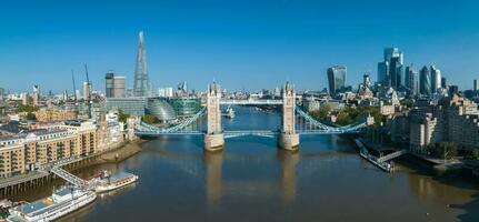 icónico puente de la torre que conecta londong con southwark en el río támesis foto