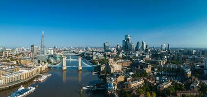 icónico puente de la torre que conecta londong con southwark en el río támesis foto