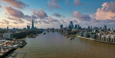 icónico puente de la torre que conecta londong con southwark en el río támesis foto