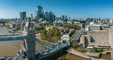 icónico puente de la torre que conecta londong con southwark en el río támesis foto