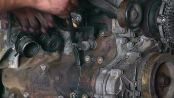 meester reparaties auto motor met hand- gereedschap in de reparatie winkel filmmateriaal. video